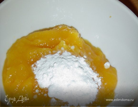 Тыкву нарезаем кусками и запекаем в духовке, затем блендером превращаем ее в однородную массу. К пюре добавляем сахар(у меня пудра) и перемешиваем.