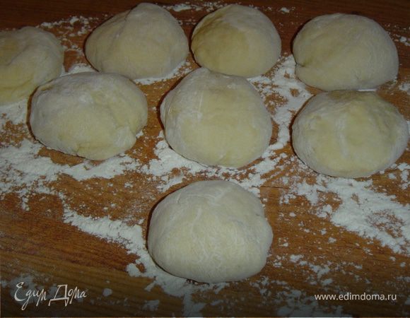 Тесто делим на 15-16 частей и каждую раскатываем тонко,