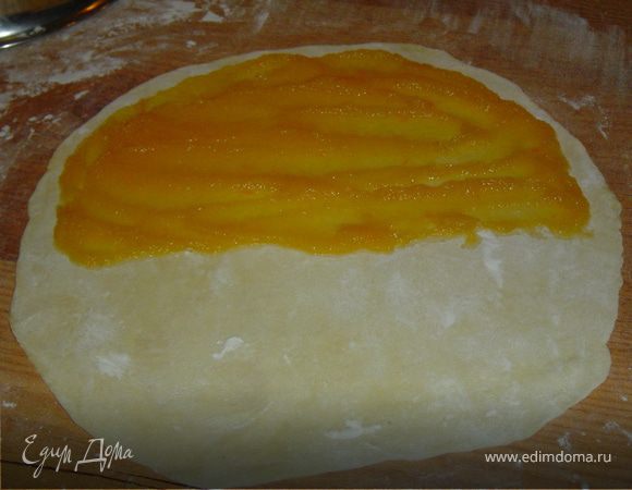 Смазываем тыквенным пюре одну сторону,