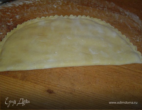 накрываем другой, защипываем края, придавая форму полумесяца.