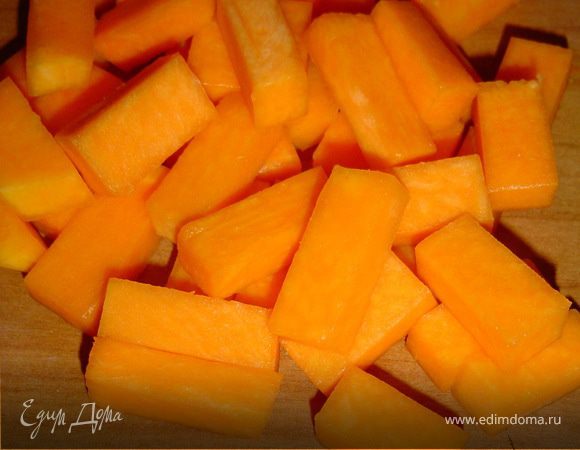 Очищаем тыкву и нарезаем небольшими кусочками.