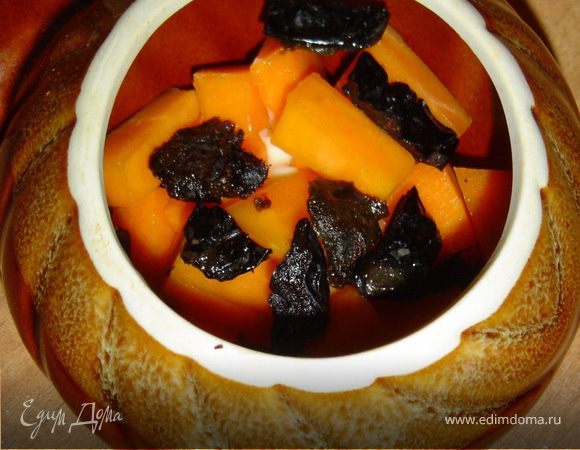 На дно горшочка кладем сливочное масло,а сверху тыкву, чернослив без косточек, и так далее, чередуя слои.