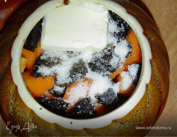 Сверху посыпаем сахаром, выкладываем масло и наливаем на 1/3 воды. Накрываем крышкой и отправляем в духовку на 30-40мин. при температуре 190гр.