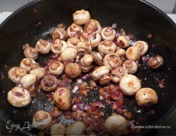 Лук мелко порезать, шампиньоны почистить и помыть, резать не надо.