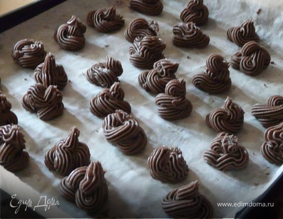 Смешать масло с сахаром и ванилью до кремообразного состояния, добавить обе муки и какао. Из пекарского мешка выдавить на бумагу шарики размером с грецкий орех, выходит около 34 штук. Духовка 160С, печь примерно 18 минут. Остудить на решетке. Маскарпоне смешать с сахаром (пудрой) и ванилью. Слепить по 2 штуки. Можно сделать наоборот- какао добавить в крем, а тесто оставить ванильным.