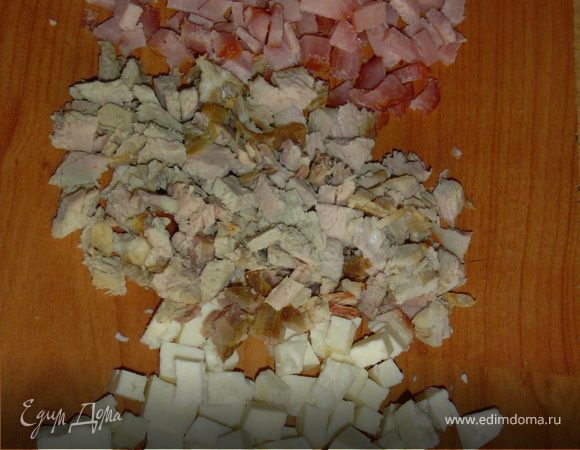 что нарезаем буженину, балык, 150 г брынзы небольшими кубиками.