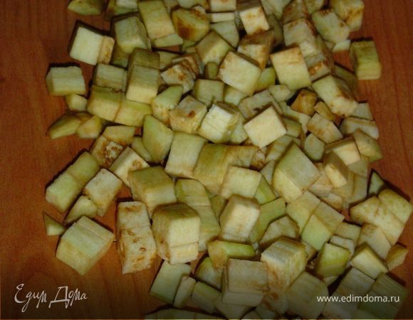 Баклажаны очищаем, нарезаем кубиками и обжариваем на оливковом масле.Помидоры также нарезаем кубиками.