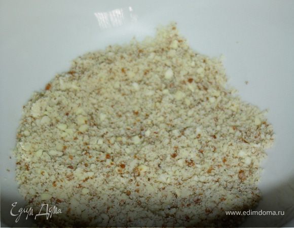 Все ингредиенты для салата подготовили и приступаем к приготовлению заправки. Миндаль обжариваем и измельчаем в блендере,