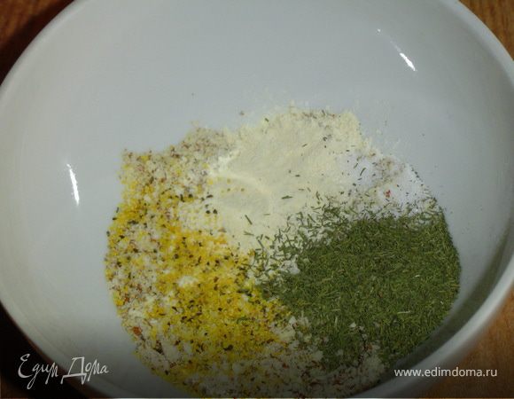 к нему добавляем чеснок, лук, укроп, соль, лимонный перец(можно черный перец),