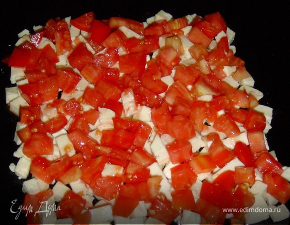 Теперь приступаем к сборке салата. Первый слой - брынза,второй - помидоры (половина),