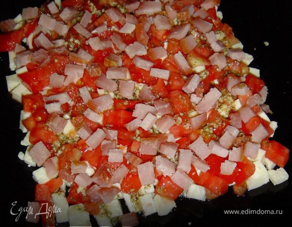 сверху поливаем заправкой и выкладываем балык,