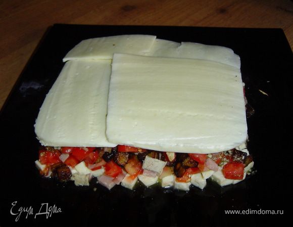 Оставшуюся брынзу нарезаем пластинками и накрываем салат.