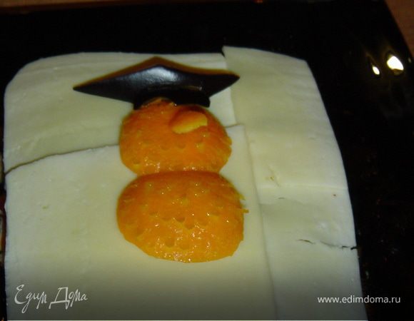 Из корки апельсина и баклажана выкладываем совенка.