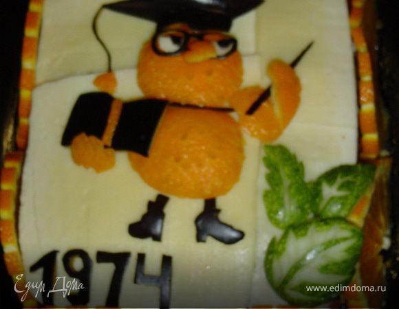 Вырезаем цифры из кожицы баклажана, а из огурца - листья.