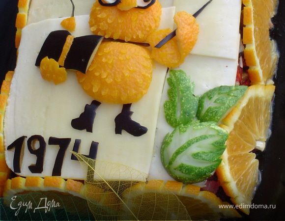 Нарезаем апельсин дольками и оформляем ими края салата. Приятного аппетита!!!