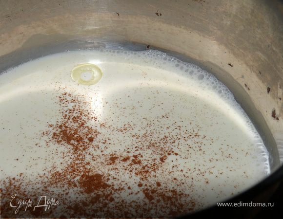 В кастрюльку вылить молоко и сливки, довести до кипения.Добавить сахар, ессенцию( или корицу)и кофе.Не давать закипеть!