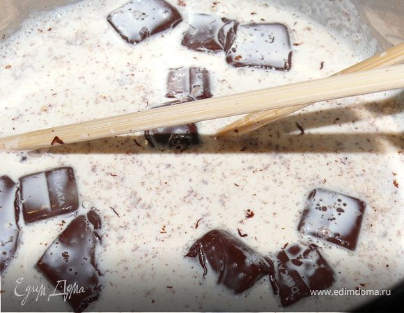 добавить поломаный шоколад, снять с огня и мешать до полного растворения шоколада.При необходимости возвращать на огонь, но не кипятить