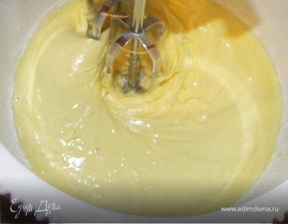 Белки взбить до пышности с сахарной пудрой.Постепенно добавить мёд,мягкое масло и кедровое масло.