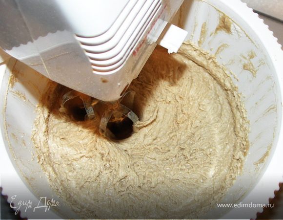 Постепенно всыпать гречневую муку.