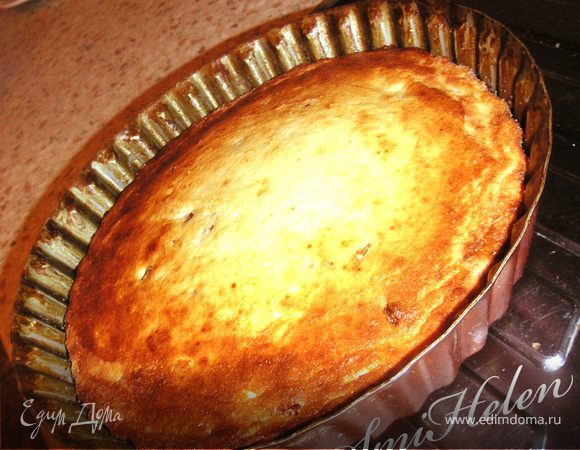 Форму смазать растительным или оливковым маслом. И посыпать манной крупой, запеканка не прилипнет к форме, ее будет легче достать и выглядеть она будет необычно как запорошенная снегом. выложить в подготовленную форму запеканку и запекать в духовке при температуре 180 градусов 20-30 минут. Уже после 20 минуты поглядывайте на запеканку и как только она подрумянится - можно ее доставать. См фото. 
Подавать на стол со сметаной - вкус получается необыкновенный. 