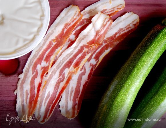 Цукини потереть на крупной терке, посолить и обжаривать на оливковом масле до мягкости. Порезать бекон и добавить к цукини. Томить все вместе минут 5. 