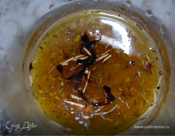 Один мандарин разбираем на дольки, из нескольких долек выжимаем сок. Еще нам понадобится сок из половинки лимона, но можно взять и готовый лимонный сок. Смешиваем для соуса соки, оливковое масло, соевый соус, морскую соль, приправу, добавляем пару капель гранатового соуса, если нету, то можно взять соус бальзамико или даже бальзамический уксус, для придания пикантности.