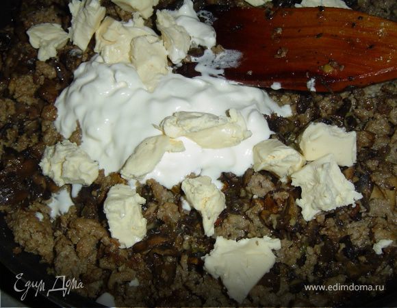 Обжариваем фарш,к нему добавляем,предварительно обжаренные грибы с луком,перемешиваем.Добавляем сметану и плавленный сырок,хорошо перемешиваем до расплавления сыра,солим и добавляем специи по вкусу.