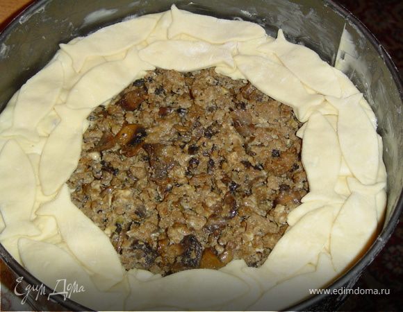 Этими "рыбками" украшаем бортик пирога.