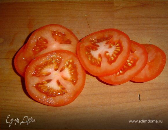 Баклажаны и помидоры нарезаем кружочками.