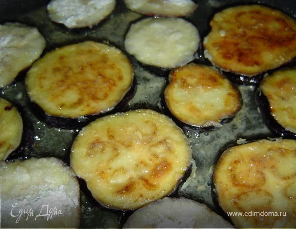 Баклажаны натираем солью и выдерживаем 30 минут, затем слегка отжимаем их от сока. Кружочки баклажан и помидоров обмакиваем в муку и обжариваем на растительном масле до золотистого цвета.