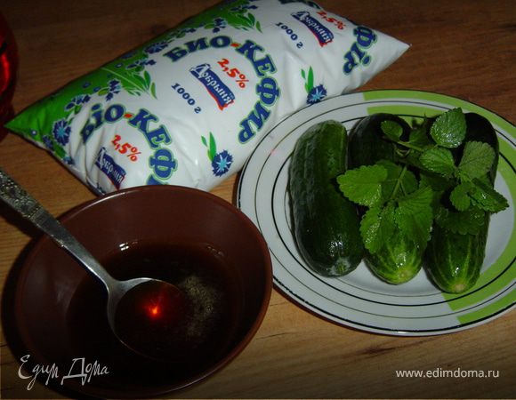 Вымыть и обсушить огурцы и мяту.