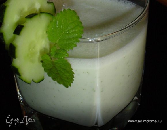 К огуречно-мятной массе добавляем мед, кефир и взбиваем.
Приятного аппетита!