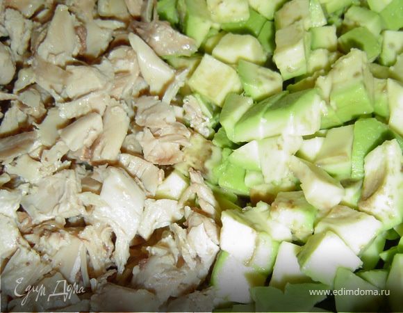 Отварную курятину нарезаем кубиками. Авокадо очищаем, удаляем косточки и, также, нарезаем кубиками.