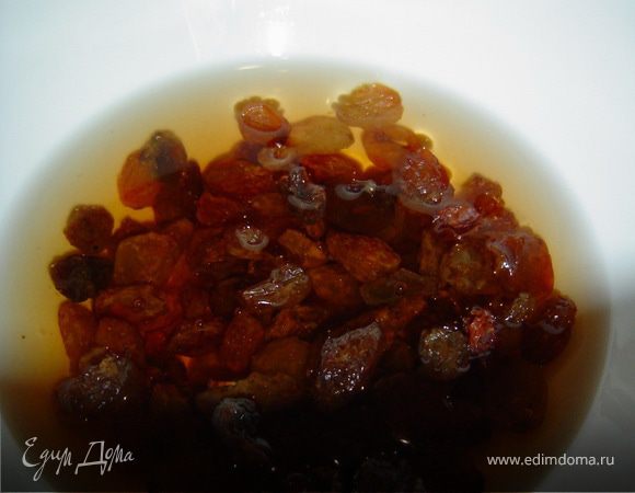 Изюм заливаем коньяком, добавляем 1 ст.л. теплой кипяченой воды, и оставляем на час.