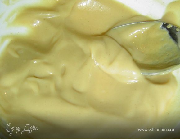 Через час процеживаем изюм, в настой добавляем горчицу, растертую с оливковым маслом, уксус, карри, перец и соль.