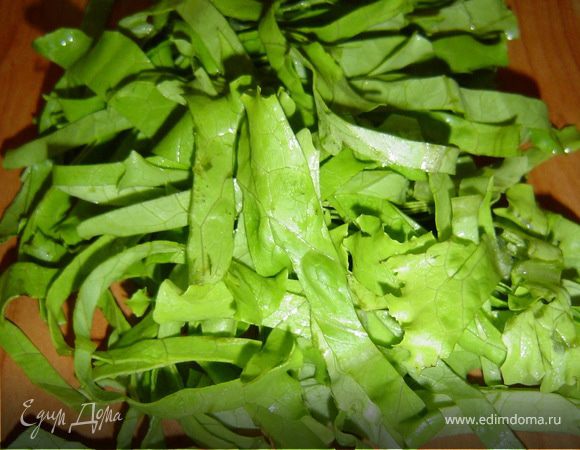 Тарелку выстилаем салатными листьями, а оставшиеся нарезаем соломкой,