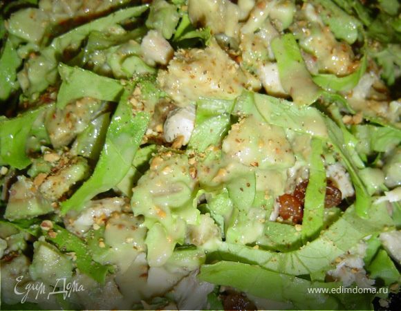 Посыпаем салат измельченным миндалем, изюмом, и поливаем приготовленным соусом.