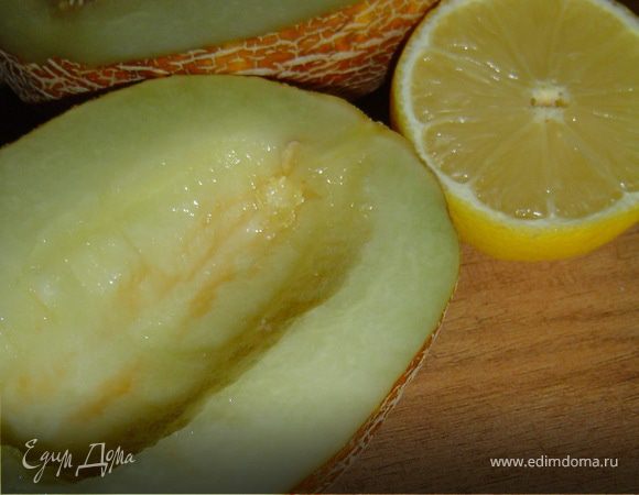 Дыню вымыть, очистить от семян и кожуры, порезать небольшими кусочками и поместить в блендер. 