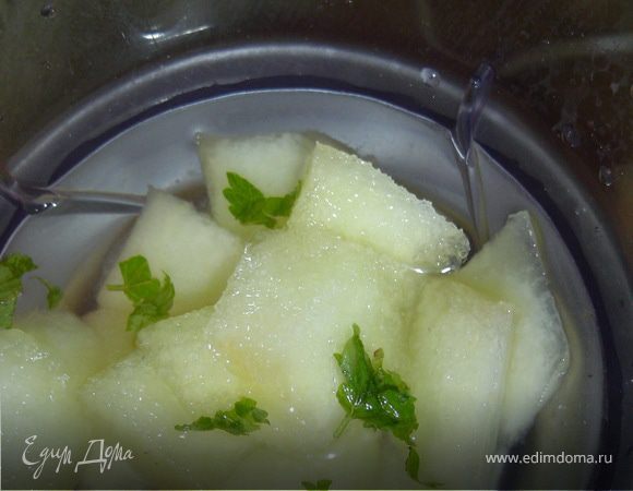 К дыне добавить сахар, 2 стакана воды, лимонный сок, мяту (по вкусу) и на высокой скорости взбить до однородной консистенции. 
