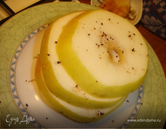 Грудки нарезать вдоль тонкими ломтиками, посолить и поперчить. Перцы нарезать кусочками. Яблоки - кружочками, сбрызнуть соком лимона, посыпать сахарком и гвоздикой, оставить минут на 20.