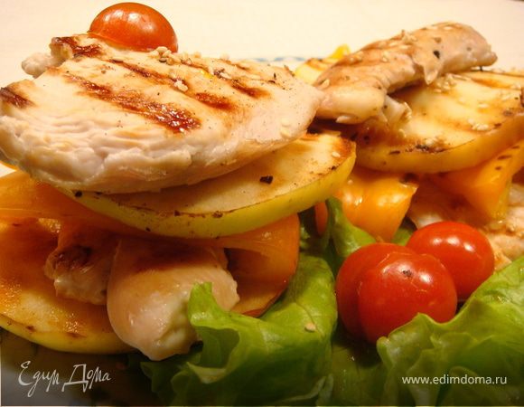 Укладываем листья салата, на него грудки, затем перчики (я их порезала после гриля на квадратики), затем благоухающие гвоздикой яблочки, затем опять грудки. Раскладываем рядом или сверху, или где хотим помидорчики, присыпаем кунжутным  семенем и подаем с пылу, с жару.