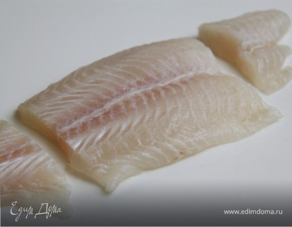 1. Берем целое филе пангасиуса и отсекаем концы, чтобы тушка получилась весом около 150 гр. Остатки мы используем в рыбном супе:-)