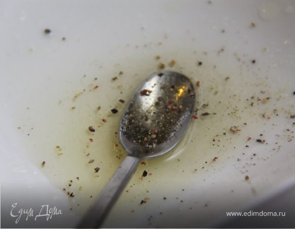 2. Смешиваем сок лимона, мёд, соль и перец.