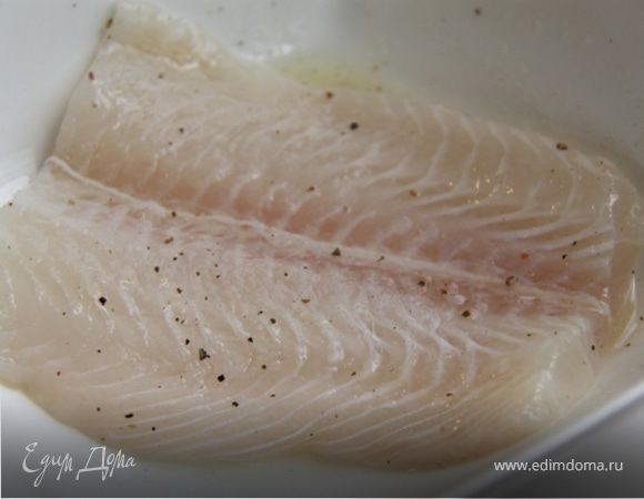 3. Окунаем рыбку в маринад и забываем на 10 минут.