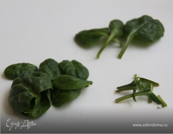 4. Срезаем хвостики у шпината, как на фото.