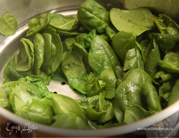 6. Далее, укладываем шпинат в пароварку с кипящей водой, у меня она в двойной кастрюле, можно любую другую.