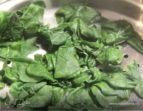7. Перемешиваем шпинат в течении 1 минуты, и как видим, что шпинат размягчился скидываем его на дуршлаг, чтобы вся жидкость с него стекла. Шпинат должен выглядеть, как на фото, не передержите его, иначе он будет слишком мягким.