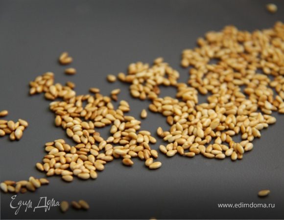 8. А теперь и сама заправка к шпинату и рыбе. Обжариваем кунжут до золотистого цвета.