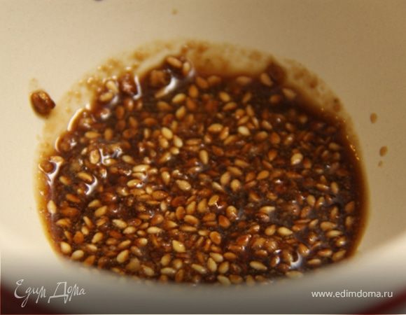 9. Смешиваем семена с тахини, соевым соусом и мирином в чаше для специй.