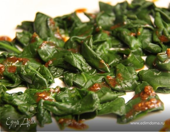 11. Выкладываем шпинат на тарелку и поливаем половиной дрессинга. Остальное пустим на рыбу.